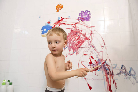 小男孩画墙在浴室