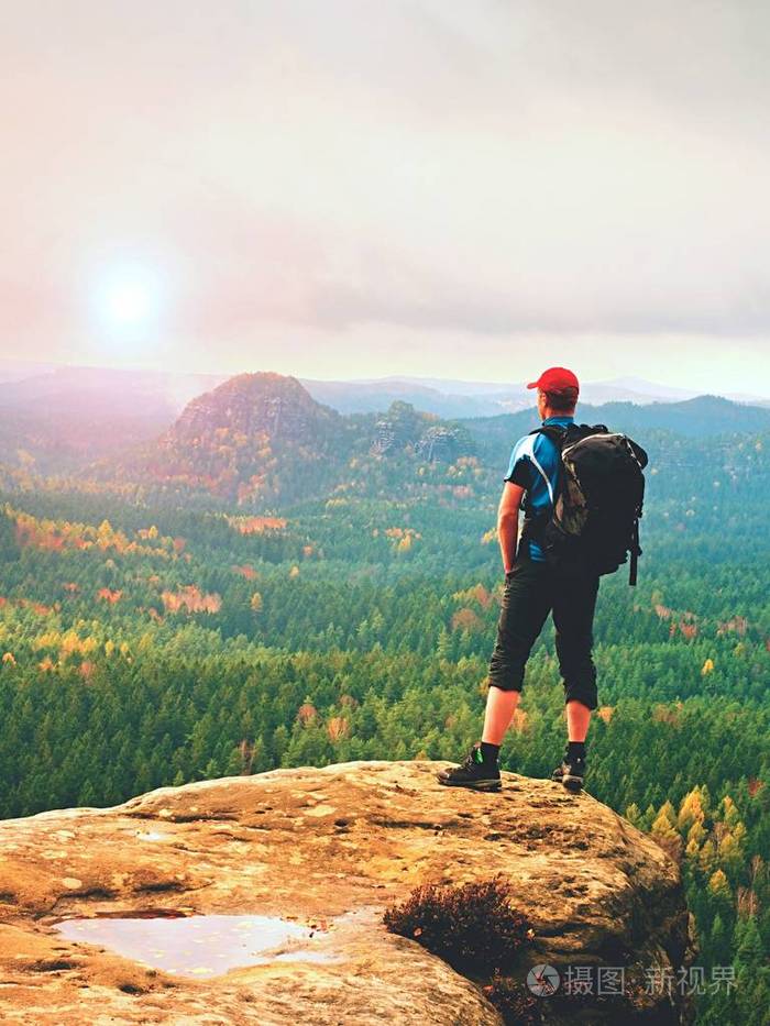 徒步旅行者背包客到达山峰的峰会.成功, 自由和幸福