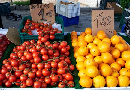 各种蔬菜和水果的星期天市场在西班牙，梅卡迪略 de Campo de Guardamar。西红柿和橘子