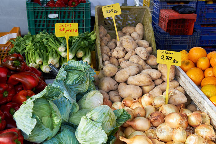 各种蔬菜和水果的星期天市场在西班牙，梅卡迪略 de Campo de Guardamar。白菜 洋葱 土豆 甜椒和香草