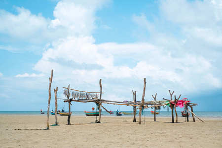 美丽的天空海洋海滩和渔夫的生活方式在泰国