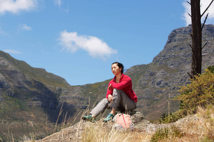 徒步旅行者坐在山顶上照片-正版商用图片0u3xip-摄图新视界