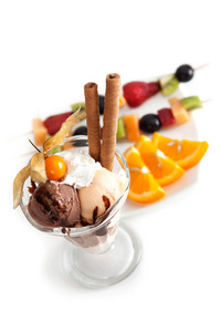 冰淇淋和水果拼盘图片