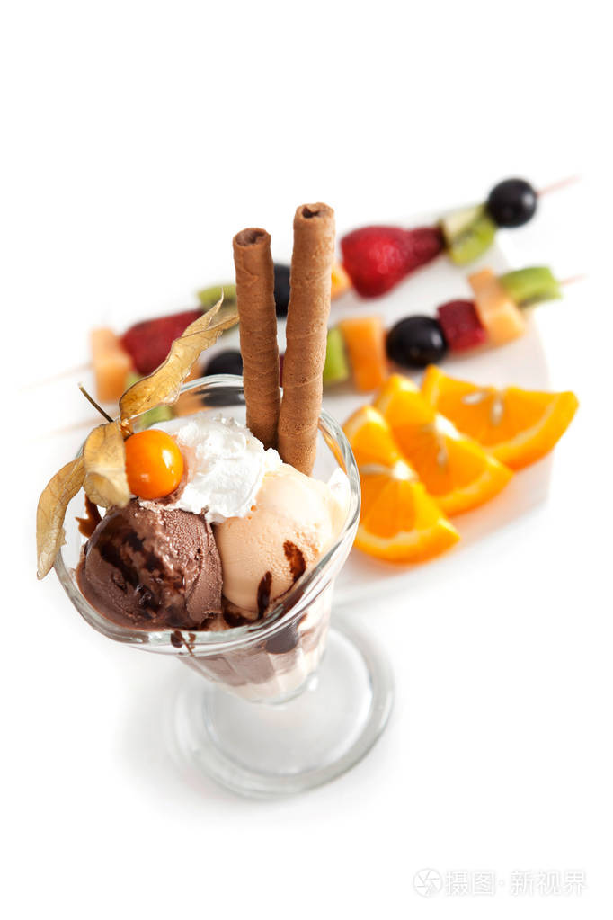 冰淇淋和水果拼盘