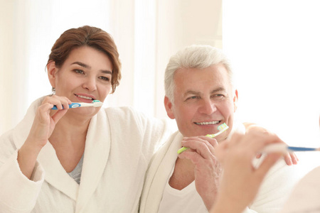 清洁牙齿的年长夫妇