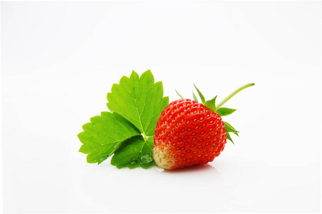 成熟和多汁的红草莓浆果