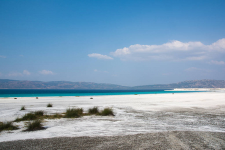 白色的沙滩和湖萨尔达土耳其的天空