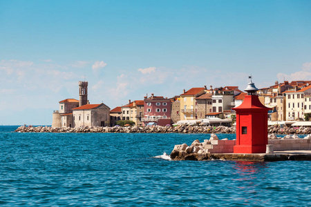 城市景观的旧城 Piran 与历史中世纪和新的红色灯塔，在夏天