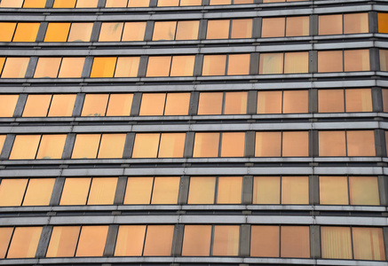 现代商业建筑玻璃窗户在夕阳图片