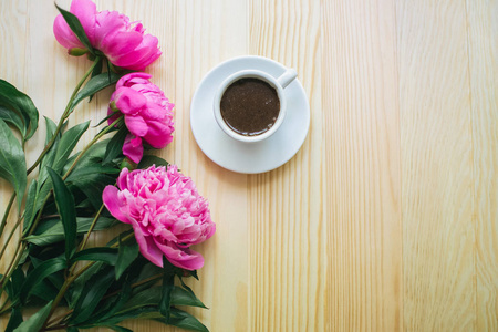 鲜花和一杯咖啡