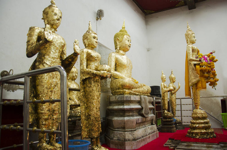 皇太后 Pho 禁令兰佛像为泰国人民尊重祈祷