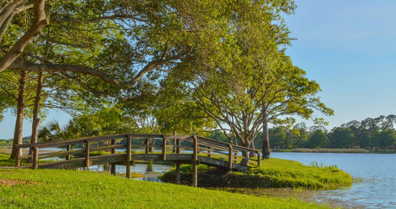 美好的一天散步和约翰 S.泰勒公园在佛罗里达州基拉戈岛的木结构桥梁视图