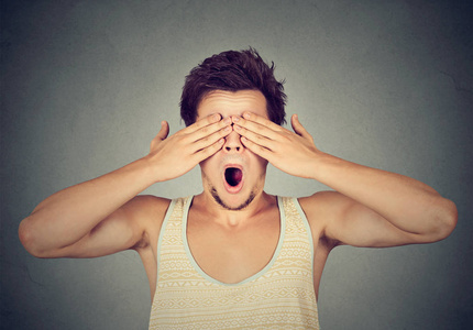 用手挡住眼睛图片