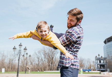 父亲和他的小儿子在公园里一起玩