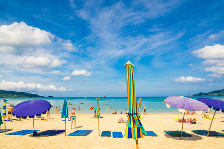 沙滩椅带伞在海滨安达曼, 普吉岛泰国