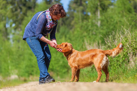 女人玩收费猎犬新斯科舍省鸭