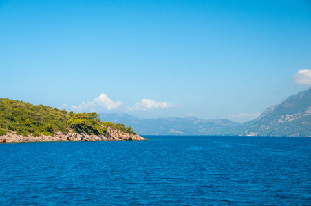 地中海的景观。山和土耳其海