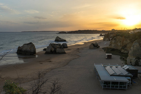 美丽的岩石和海泡沫在夕阳