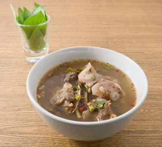 泰国香辣牛肉内脏汤甜罗勒图片