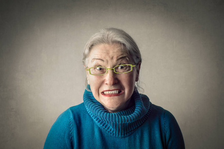 奶奶老太太我们能做到老太太的黑白特写画像老太太持久的强烈的疼痛