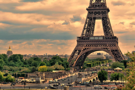 在夕阳与积云的巴黎埃菲尔铁塔。埃菲尔铁塔在日落时分