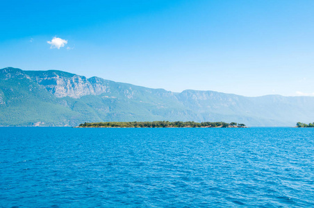 地中海的景观。山和土耳其海