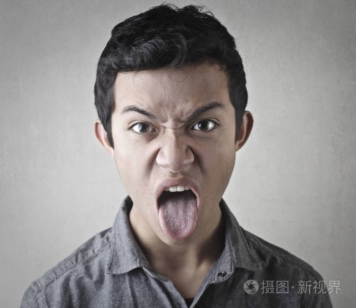 亚洲男子伸出他的舌头