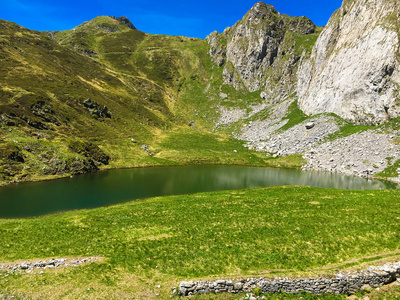 Avostanis 湖在 Carnic 阿尔卑斯山的夏天视图