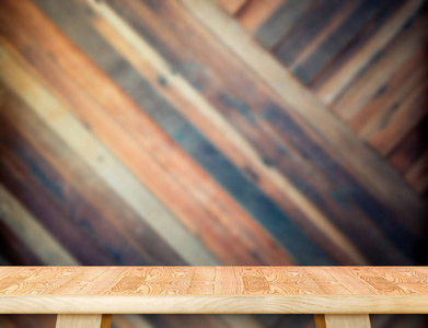 现代的木桌上模糊对角木板墙，Temp