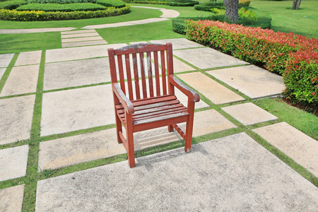老红棕色木椅独自在公园里图片