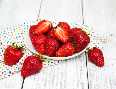 成熟的草莓木制桌上