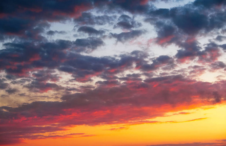 火热 橙色和红色的夕阳的天空作为背景