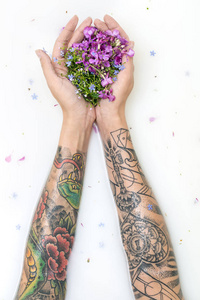 女手纹身和花
