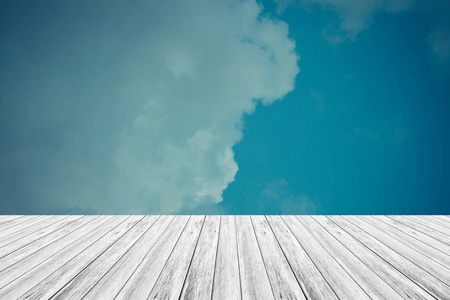 蓝蓝的天空云带木露台，复古风格的过程