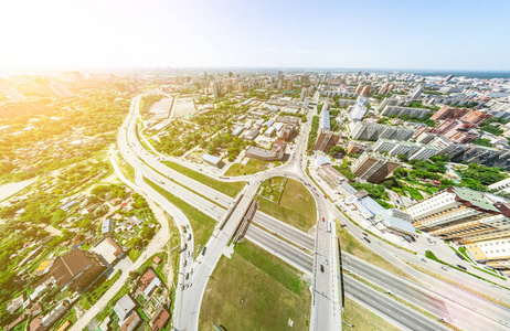 与空中城市景观 十字路口 道路 房屋 建筑物 公园及停车场。阳光灿烂的夏天全景图像