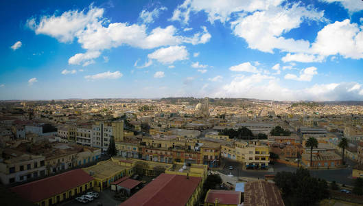 向厄立特里亚首都阿斯马拉的鸟瞰图