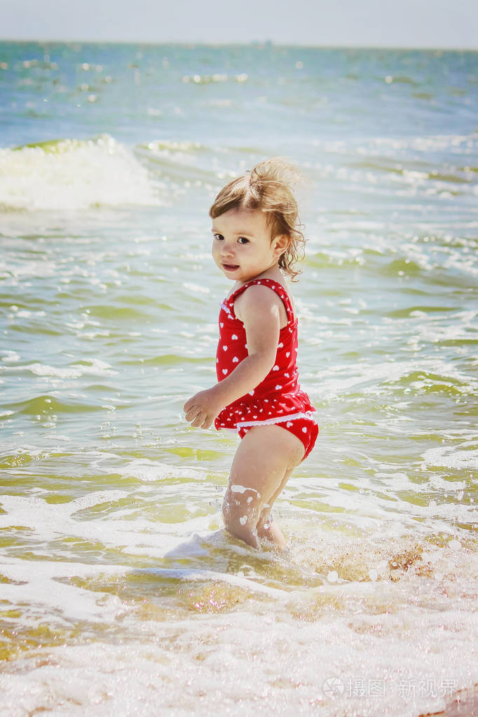 在海滩上,在海边的小女孩.选择性的焦点