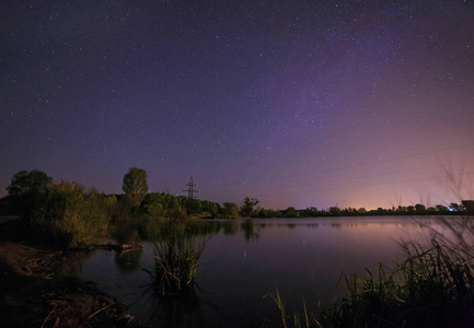 布满星星的夜空，湖之上