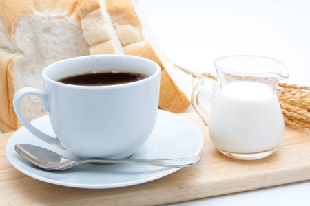 咖啡和孤立的面包一起吃早餐