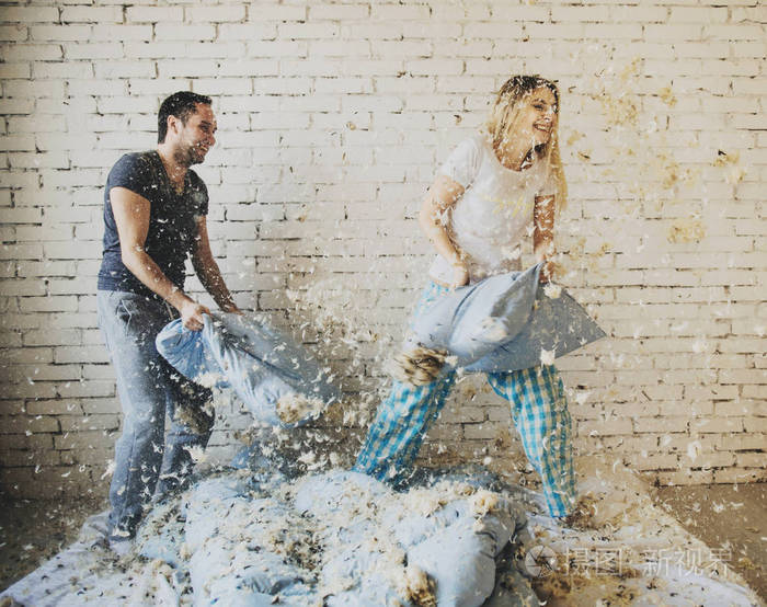 快乐对年轻夫妇