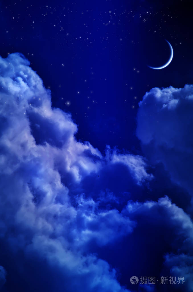 夜晚的天空与云朵和月亮