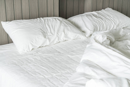 皱折的床卧室白色凌乱枕头装饰