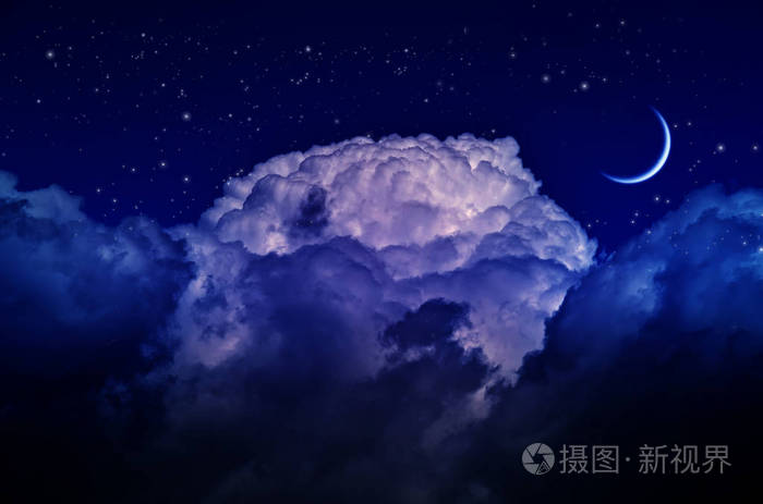 夜晚的天空与云朵和月亮