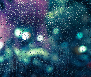 在窗口上的雨滴