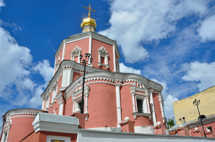 教会的圣使徒彼得和保罗  亚乌扎门前在多云的天空，莫斯科，俄罗斯下。1700 年建
