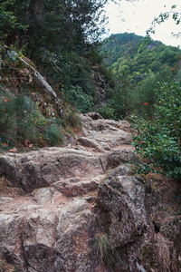 阿尔代什河沿岸美丽的山