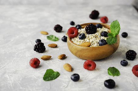 健康早餐麦片，蓝莓，覆盆子的浆果选择性焦点