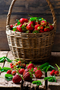 在旧篮子里新鲜的有机草莓