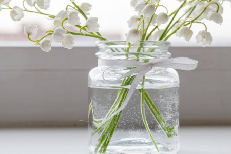 幽谷百合花束是 w 上的简单的玻璃花瓶里