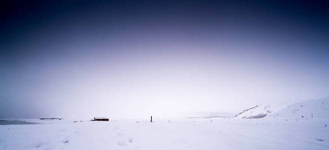 年轻男孩在远处打上厚厚的积雪覆盖景观